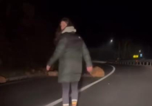 Kristina oduševila celu Srbiju hrabrim gestom: Usred noći zatekla opasnu scenu na putu, bez razmišljanja je izašla iz kola (Video)