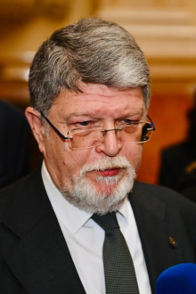 POLITIČKI MANEKEN KOJI SE KRIJE ISPOD STOLA: Dok blokaderi obigravaju oko Picule, hrvatski 