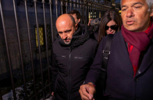 Lastnika bara v Crans Montani izpustili na prostost. Meloni in družine žrtev ogorčeni.