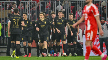 Münchner Superserie endet: FC Bayern rutscht in Bundesliga aus: Augsburg feiert Coup