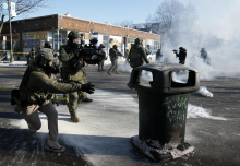 V Minneapolisu pod streli zveznih agenov umrl moški. Na kraju izbruhnili novi protesti.