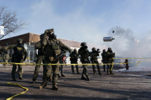 Moški, ki so ga ustrelili v Minneapolisu, v roki ni držal pištole, temveč telefon