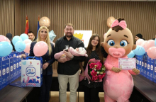 NAJLEPŠA SLIKA IZ NOVOG BEOGRADA: Darivana mala Anastasija, prva beba rođena u 2026. godini