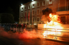 Več tisoč protestnikov v Tirani zahtevalo odstop premierja Edija Rame