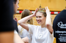 Eröffnungskomitee gekrönt: „Ihr dürft euch trotzdem wie Prinzessinnen fühlen“: Diadem-Übergabe vor der Opernredoute