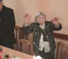 OPA, BAKA DARA VEZE KOLCE KAO DA JE DEVOJKA! A puni 90! Napravila feštu za pamćenje i postala viral na mrežama (VIDEO)