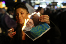 Jorgos Lantimos in Juliette Binoche med filmskimi ustvarjalci, ki v pismu obsojajo nasilje v Iranu