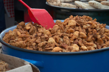 Evo zašto kilo čvaraka košta i do 2.500 dinara: Mesar otkrio zašto nekadašnju sirotinjsku hranu sad papreno plaćamo