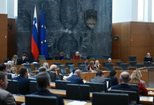 Zadnja redna seja DZ-ja v tem mandatu se je začela s poslanskimi vprašanji ministrom