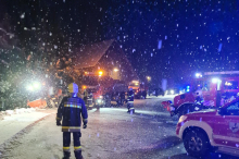 Gemeindemitarbeiter mit Schneeräumfahrzeug von der Straße abgekommen