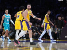 Marcus Smart si je med tekmo kar sam naravnal izpahnjen prst; zelena luč za Lakerse