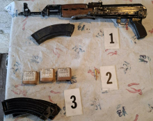 Kriminalisti pri Krškem v hišni preiskavi zasegli avtomatsko puško in bombi