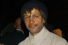 Poslovil se je veliki reggae bobnar Sly Dunbar, ritmično gonilo skladb množice glasbenikov