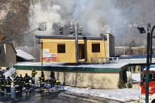 Dutzende Feuerwehrleute kämpfen gegen Brand in Finkenstein