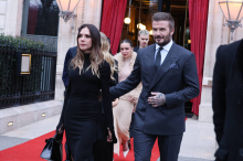 Victoria Beckham in Paris geehrt, aber Sohn Brooklyn fehlte