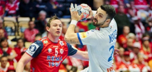 Handball-EM 2026: Portugals Miguel Neves spioniert auf dem Spielfeld mit dem Tablet den Gegner aus