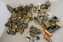 Osumljena storilca sta ukradene predmete z grobov že pripravila za prodajo