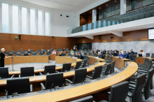 Poslanci o zakonu o obravnavi mladoletnikov, SLAPP tožbah, zaščiti dreves in bančnih izbrisih