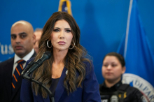 Trump ne namerava odpustiti ministrice za domovinsko varnost