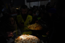 JE L' VAM BABA I DEDA SEKU KOLAČ NOĆU? Blokaderi i njihovi mediji zloupotrebili slavu za politički obračun,hteli u Hram kad ne radi. NE IGRAJTE SE SA SVETINJAMA