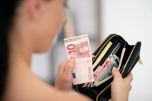 Expertin warnt: „Frauen vertrauen den Männern beim Geld zu sehr“