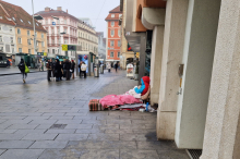 Auch mit Caritas und Co: So will man Wohnungslosen in Graz helfen – auch dem obdachlosen Mann beim Hauptplatz 