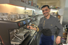 Für dieses Café ist ein Syrer bis zu 14 Stunden täglich auf den Beinen