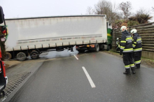 Komplette Straßensperre: Sattelschlepper blockierte Ebersdorferstraße