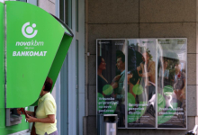 Pri bančnem uslužbencu, ki naj bi v zameno za podkupnine urejal posojila, našli večjo količino zlata