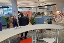 Rektor der Graz eröffnete den neuen „Mensa Space“ mit einem Tischtennismatch