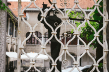 Po sestanku pri županu: Srednja šola za oblikovanje in fotografijo ostaja v Križankah