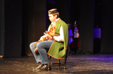 DOK VRŠNJACI DRŽE MOBILNE, VUKAŠINU SU U RUKAMA GUSLE Najmlađi guslar Kikinde otkrio kako je naučio da svira: 