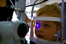 DVOJE DECE TOTALNO OSLEPELO USLED IGRANJA SA LASEROM! Roditelji poručili igračku ODAVDE nesvesni specifikacija, oglasio se doktor za Kurir o celom slučaju