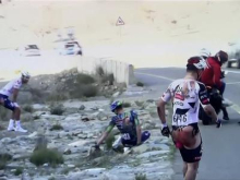 Strašljiv padec na spustu, kjer hitrosti presegajo 100 km/h #video