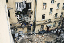 Putin naj bi se strinjal z začasno prekinitvijo napadov. Kallas svari pred humanitarno katastrofo.