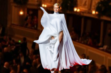 Nächster Stargast enthüllt: Model Adriana Karembeu nimmt in Promi-Loge Platz