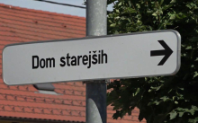 Zaradi dolgotrajnega čakanja na odločbe se starejši v domove vseljujejo po starem, dražjem sistemu