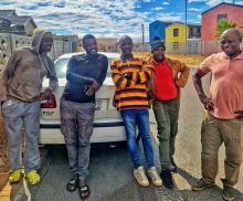 V barakarskih naseljih Cape Towna: družabno življenje in podjetništvo v garažah