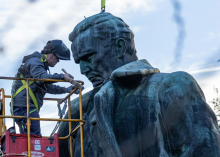 Velenjska občina kazensko ovadila moškega zaradi poškodovanja Titovega kipa