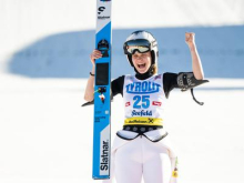 Ema Volavšek na stopničkah, pred tekmo protest tekmovalk