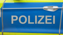 Polizei ermittelt: Transporter prallt gegen Baum – Fahrer stirbt am Unfallort