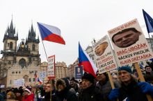 Češkega predsednika na shodu v Pragi podprlo več deset tisoč ljudi
