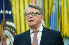 Po novi objavi povezav z Epsteinom iz britanskih laburistov izstopil nekdanji veleposlanik Mandelson