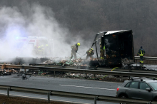 V verižnem trčenju tovornjakov na štajerski avtocesti dva poškodovana