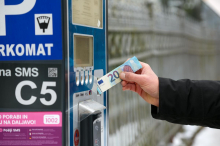 Neznanec v Štepanjskem naselju poškodoval tri parkomate in povzročil za več tisoč evrov škode