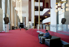 Trump presenetil z napovedjo dveletnega zaprtja Kennedyjevega centra