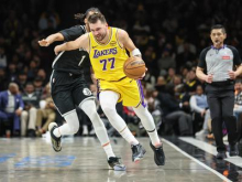 Dončićev večer: priznanje lige NBA, zmaga in vrnitev velikega prijatelja