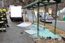 Lenker erlitt medizinischen Notfall: Transporter fuhr gegen Buswartehäuschen