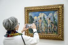 Cezannovi enigmatični portreti, idilični prizori kopalcev in krajine slikarjeve rodne Provanse