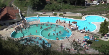 Noćenje u ovoj banji košta samo 1.000 dinara, a nema šta ne leči: Bazeni sa lekovitom vodom i blatom krcati